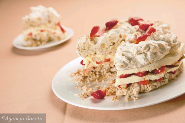 z13950524Q,Tort-bezowy-z-serkiem-mascarpone-i-truskawkami.jpg