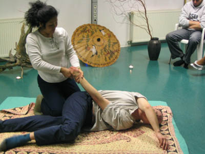11 skret kregoslupa na boku Serdecznie zapraszamy na kolejne, cykliczne warsztaty masaży z Azji
południowo-wschodniej, prowadzone przez Kanya Krongbo