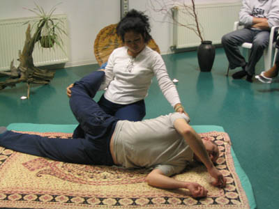 12 rozciaganie kregoslupa w tyl Serdecznie zapraszamy na kolejne, cykliczne warsztaty masaży z Azji
południowo-wschodniej, prowadzone przez Kanya Kro