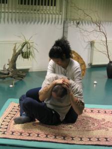 21 skret tulowia Serdecznie zapraszamy na kolejne, cykliczne warsztaty masaży z Azji
południowo-wschodniej, prowadzone przez Kanya Krongboon z Bangko