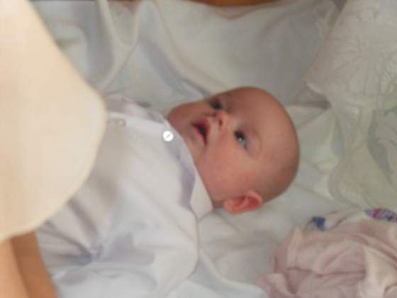 Emilek ubiera się do chrztu