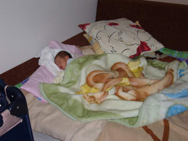 łóżeczko jest beee...nie ma to jak łoże rodziców :-)