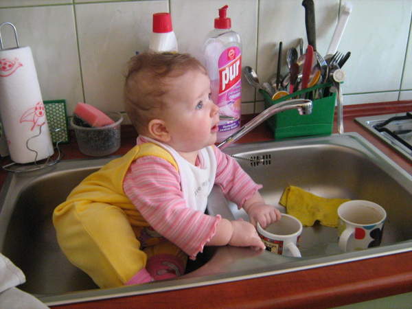 ...pomoge mamie pomyć naczynia
