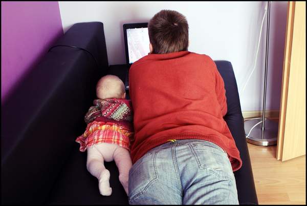 tatuś uczy córeczkę jak obsługiwać laptopa :P