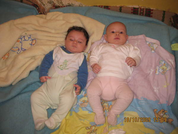 Z braciszkiem ciotecznym młodzym o 4 dni